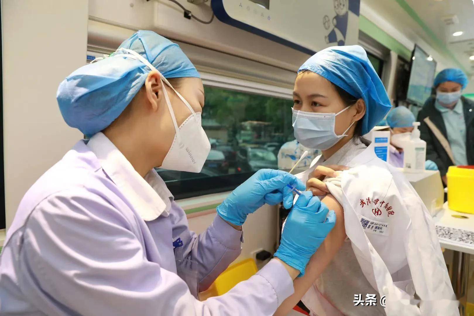引进移动疫苗接种车成立医护志愿服务队中南医院全力保障新冠疫苗应接