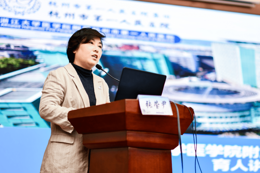 徐骁院长首先代表医院向莅临讲坛的领导与专家表示欢迎,他说育人为本