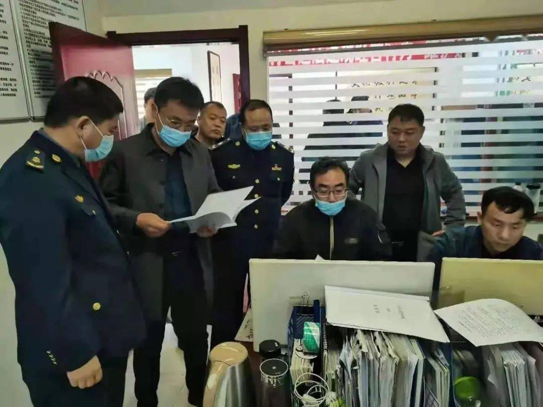 督导组深入客运企业检查企业经营和安全生产相关台账资料稽查执法队员持