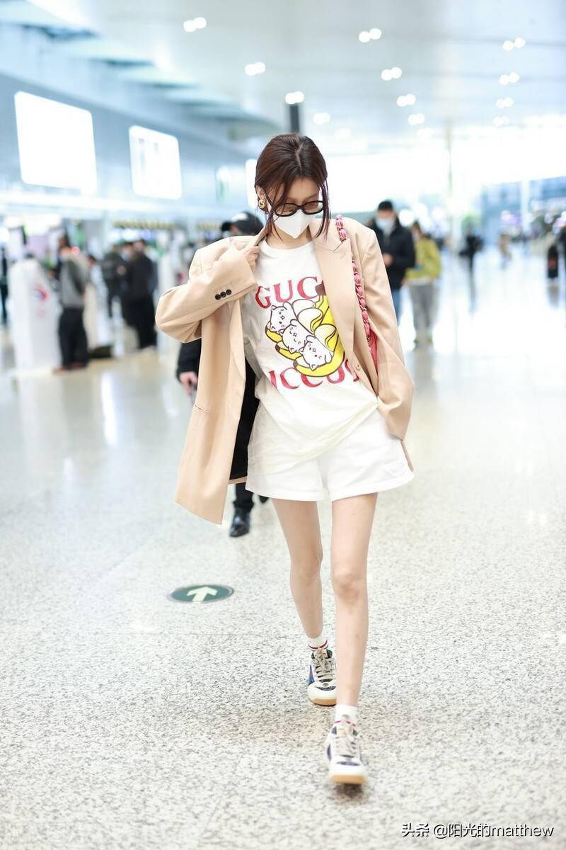 辣妈出街!孙怡穿短裤大秀美腿身材超好