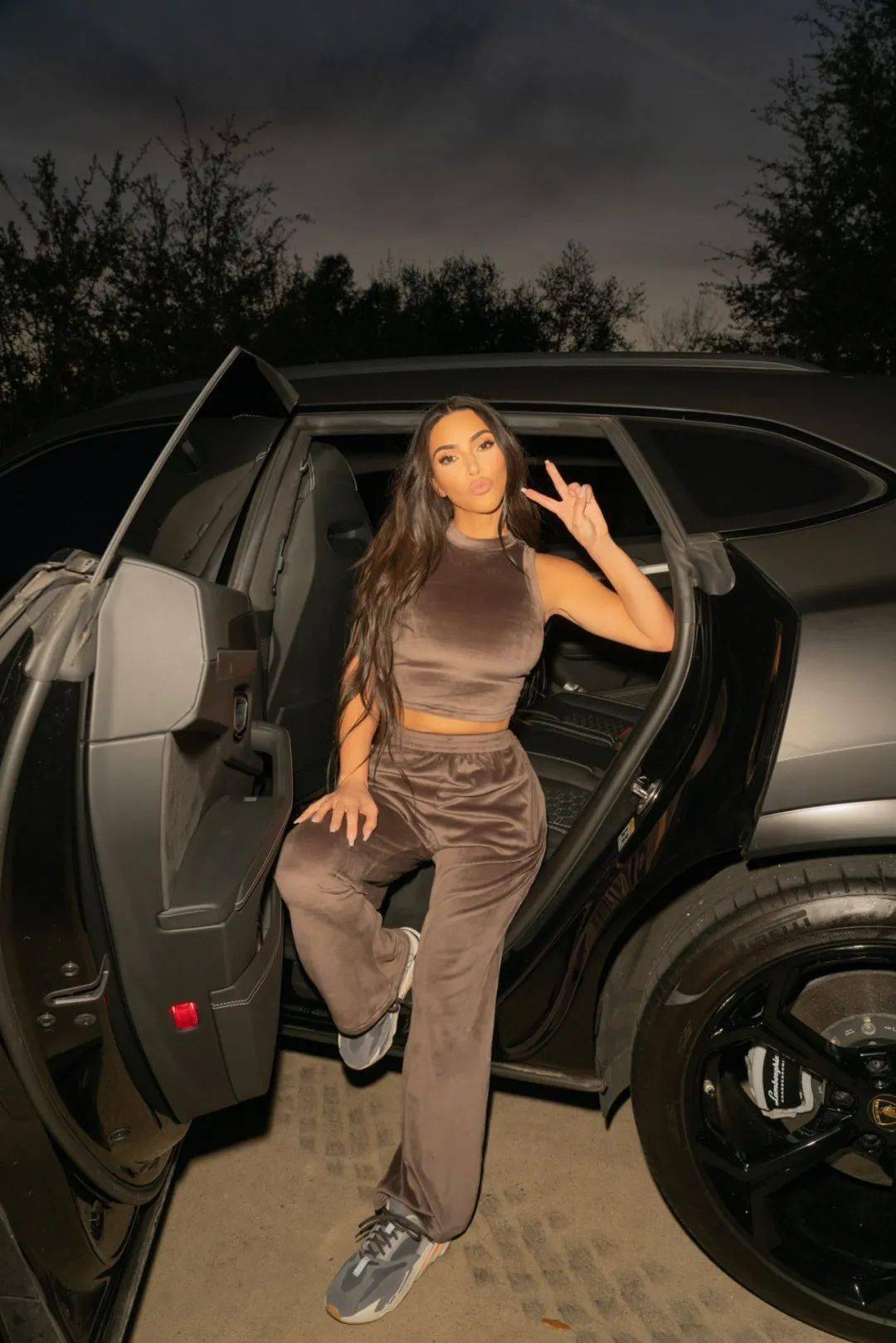 们的待见,不过如今的卡戴珊还是经常会穿着yeezy出现在大众的视线中