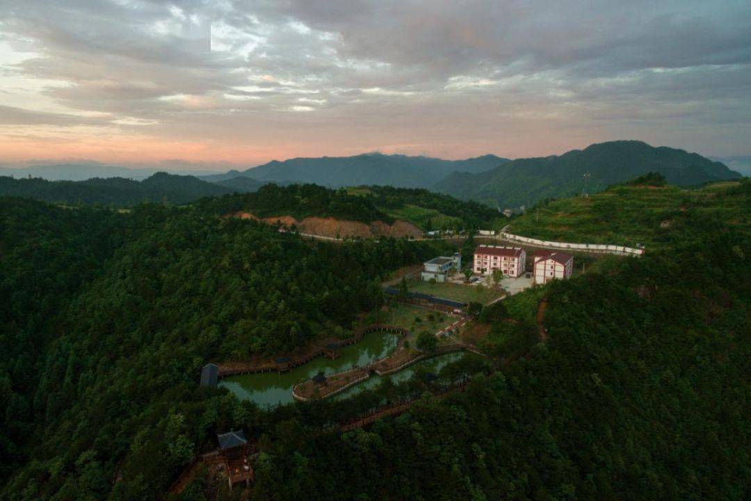 云顶山庄常绿阔叶林植被繁茂,水源丰富,奇峰异石林立,生态优良.