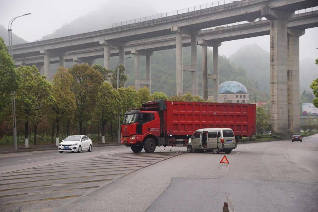 两车"亲吻"丨六盘水一货车转弯未观察,面包车直接撞上"拦路墙"