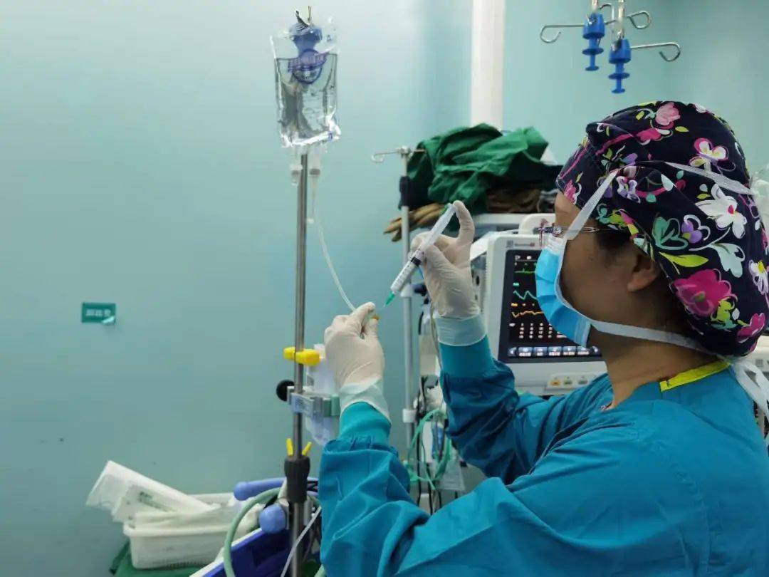 断开展困难气道插管技术,采用纤维支气管镜引导定位技术,双腔喉罩技术