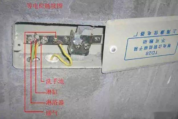 衛生間等電位連接箱是與樓體結構鋼筋連接接地,一邊是等電位接線端子