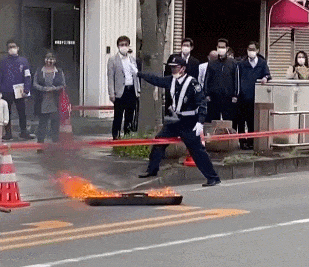 东京奥运圣火传递再出状况：装火炬的箱子突然起火……