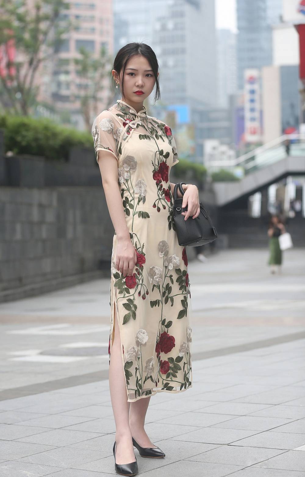 旗袍历史久远,传承着东方神韵,即使改良后也保留复古美感.