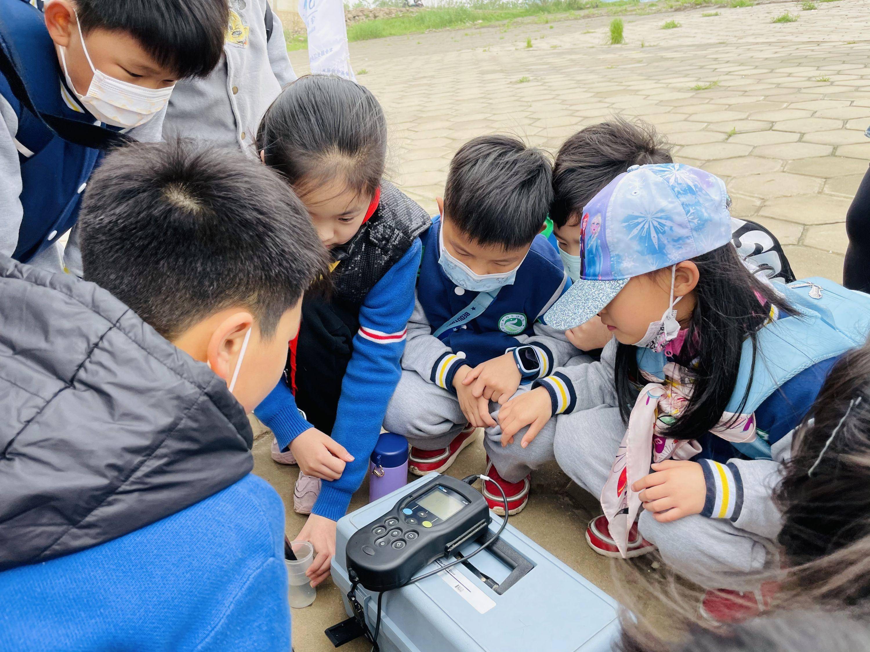 小朋友们长江边上数船只,测水质,护江豚_检测