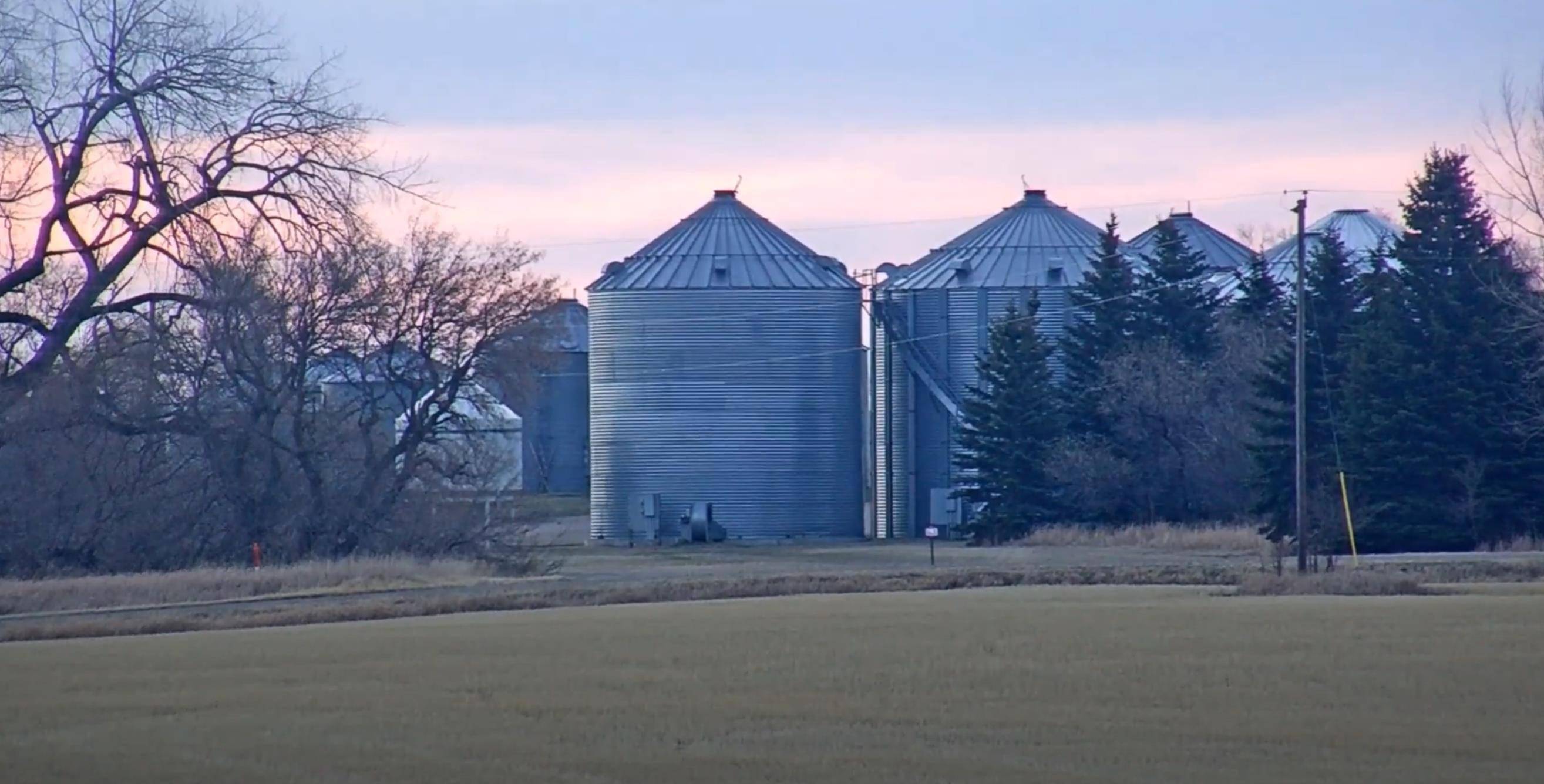 钻石形状ufo出现在美国一个偏僻农场上空
