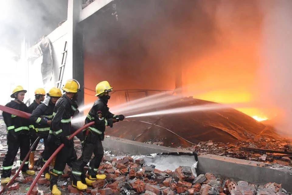 火光四起爆炸不斷 緬甸仰光多地連續發生惡性事件