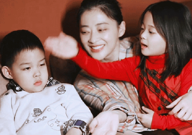 梅婷一家四口逛迪士尼!素颜出游打扮低调,和老公耐心排队接地气