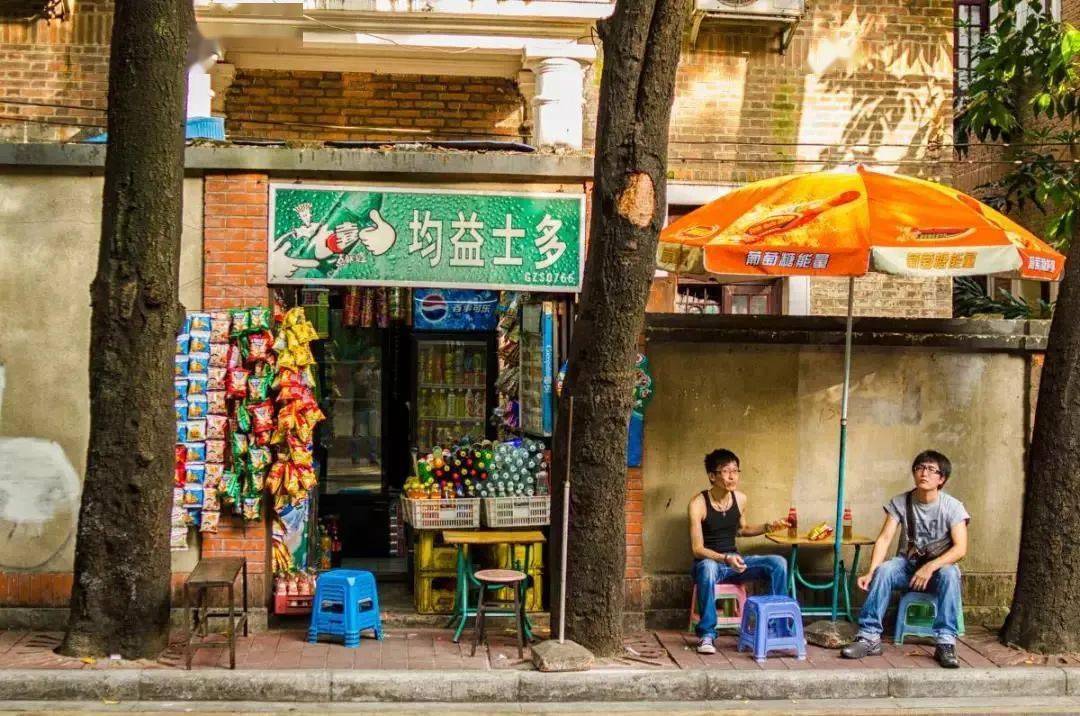 是广州人对小商店的代称,在90年代的广州街头,士多随处可见,街巷中