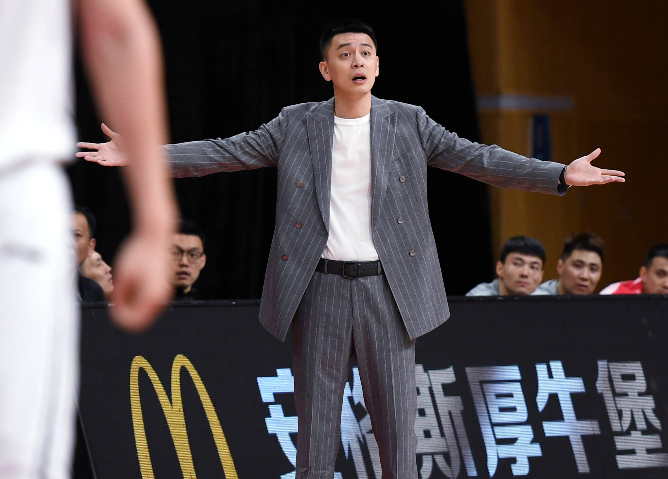 4月8日,辽宁本钢队主教练杨鸣(左)指导球员.