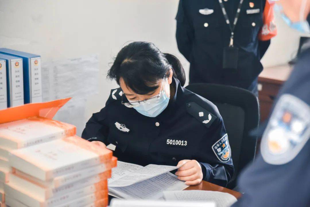 组第一小组副组长彭正容一行先后来到南川监狱和涪陵监狱检查督导工作