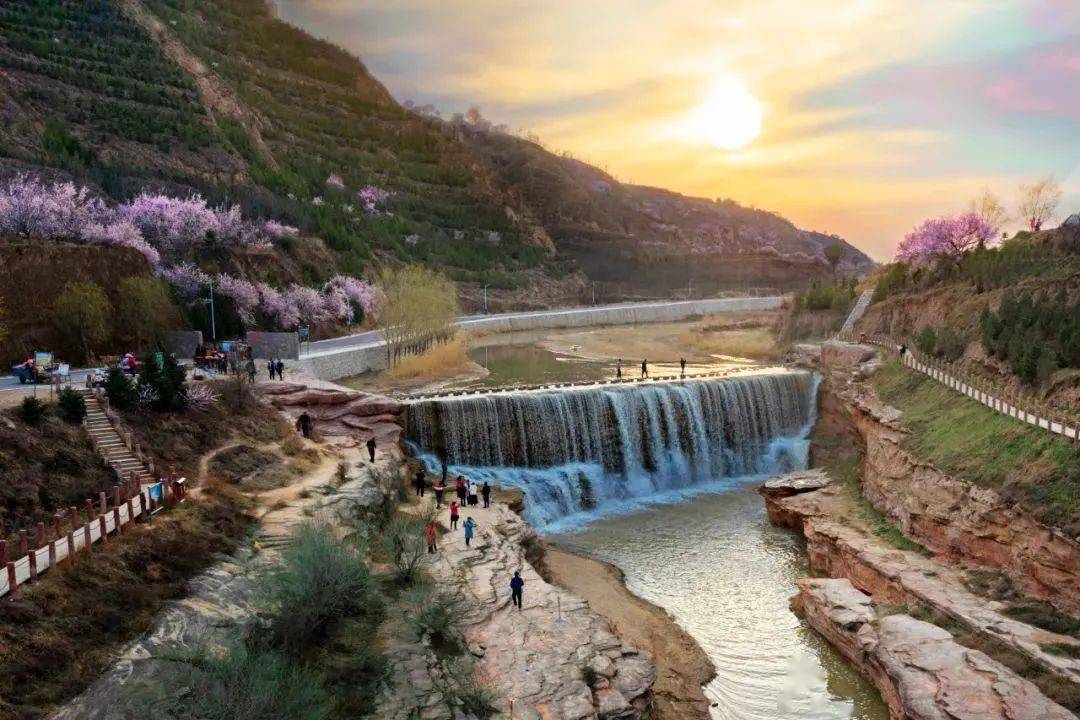 途经城阳乡,红河镇,白阳镇等乡镇,沿途有金鸡坪梯田公园,悦龙山公园