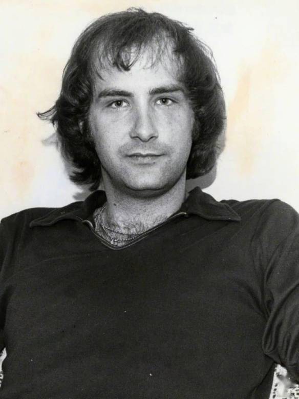 出演新剧《拥挤的房间》_比利·米利根