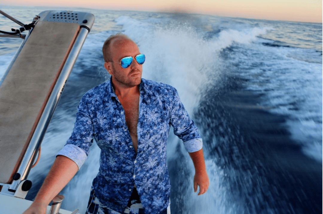 多名女子在阳台拍裸照震惊阿联酋,组织者曝光!_维塔利·格瑞钦