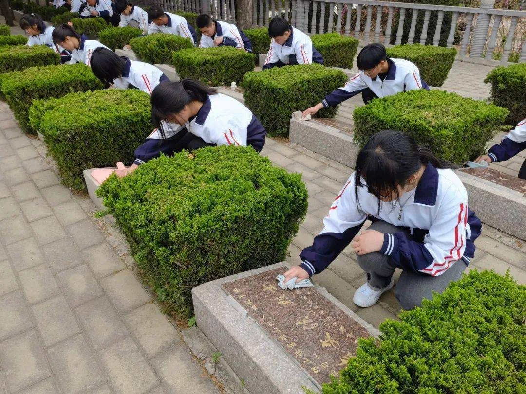 在烈士陵园管理处杜主任的详细讲解中,同学们深入了解了革命先烈的