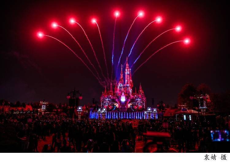 现场直击 | 上海迪士尼烟花上新，童话城堡更添梦幻色彩