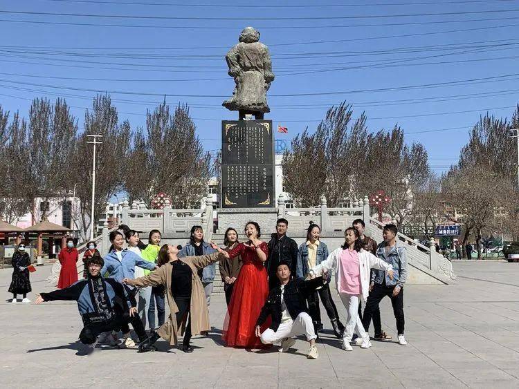 文化馆在嘎达梅林广场开展了以党史学习教育为主题的群众性文艺活动