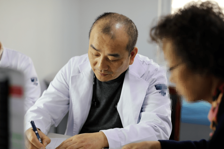 沈杰:病人们是信赖我们才来找我们看病,那么作为医生,就一定要尽己所