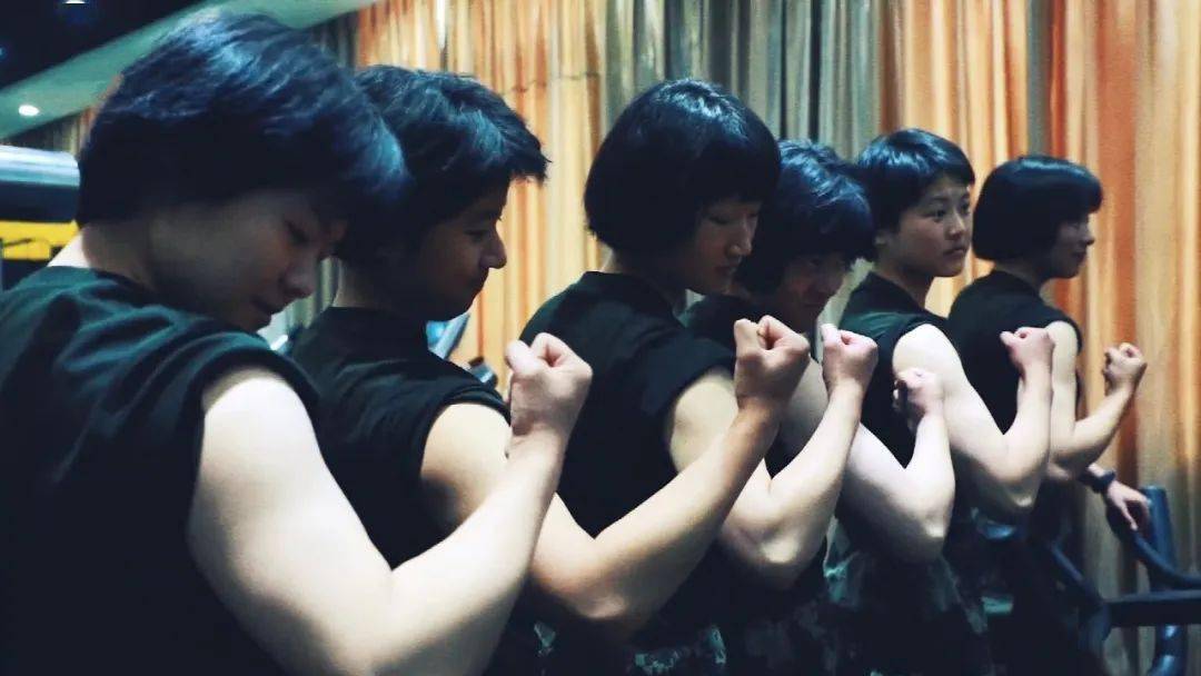 中国女兵秀肌肉够猛