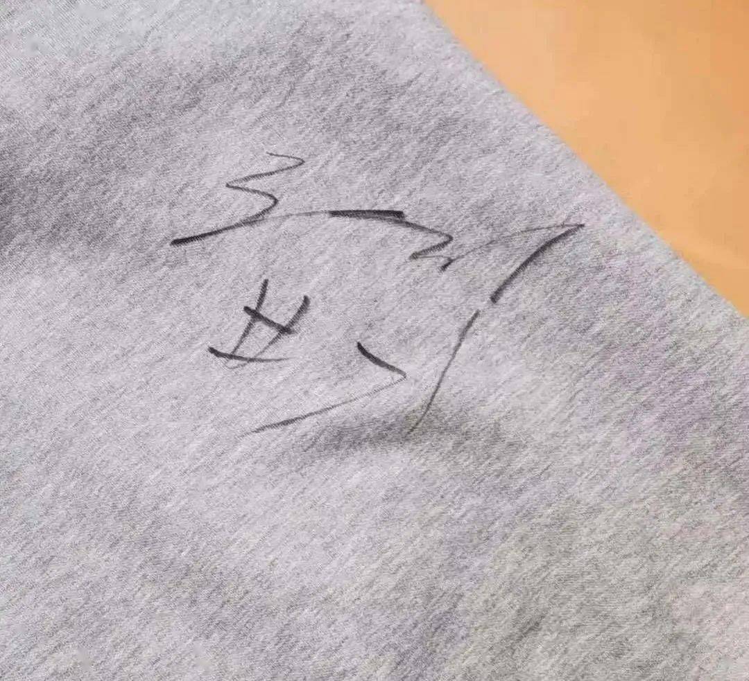 cba在我们学校打 昨天晚上十点溜出去稳张镇麟要的签名 嘻嘻嘻 (张