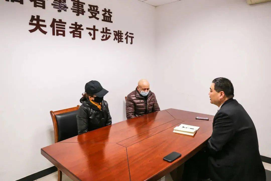 坚守诚信！嘉兴老两口打工帮儿子还债百万元