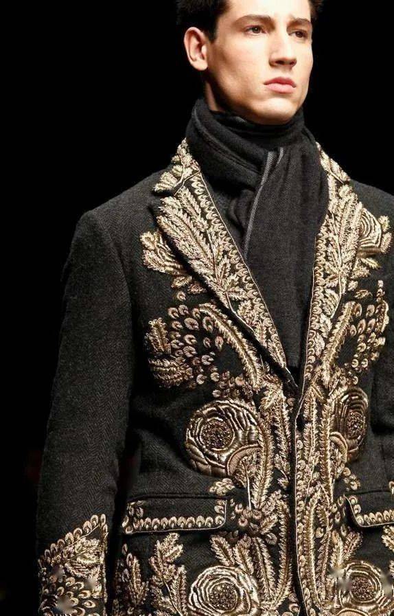 方向过度自然地勾勒出女性的曲线美富有动感的优雅巴洛克风格女装自然