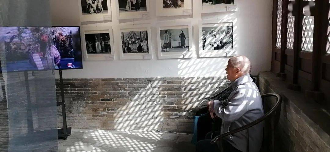 观众在一展厅观看丁果仙的信件和老照片芳华永在——晋剧大师丁果仙