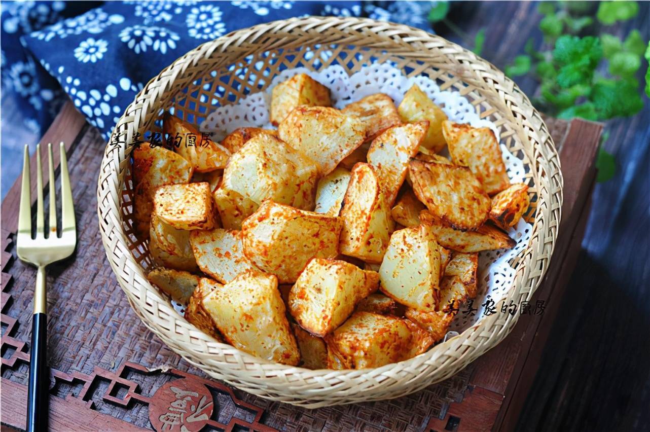 不炒不炖不油炸土豆切成小丁上桌就是大硬菜好吃又解馋