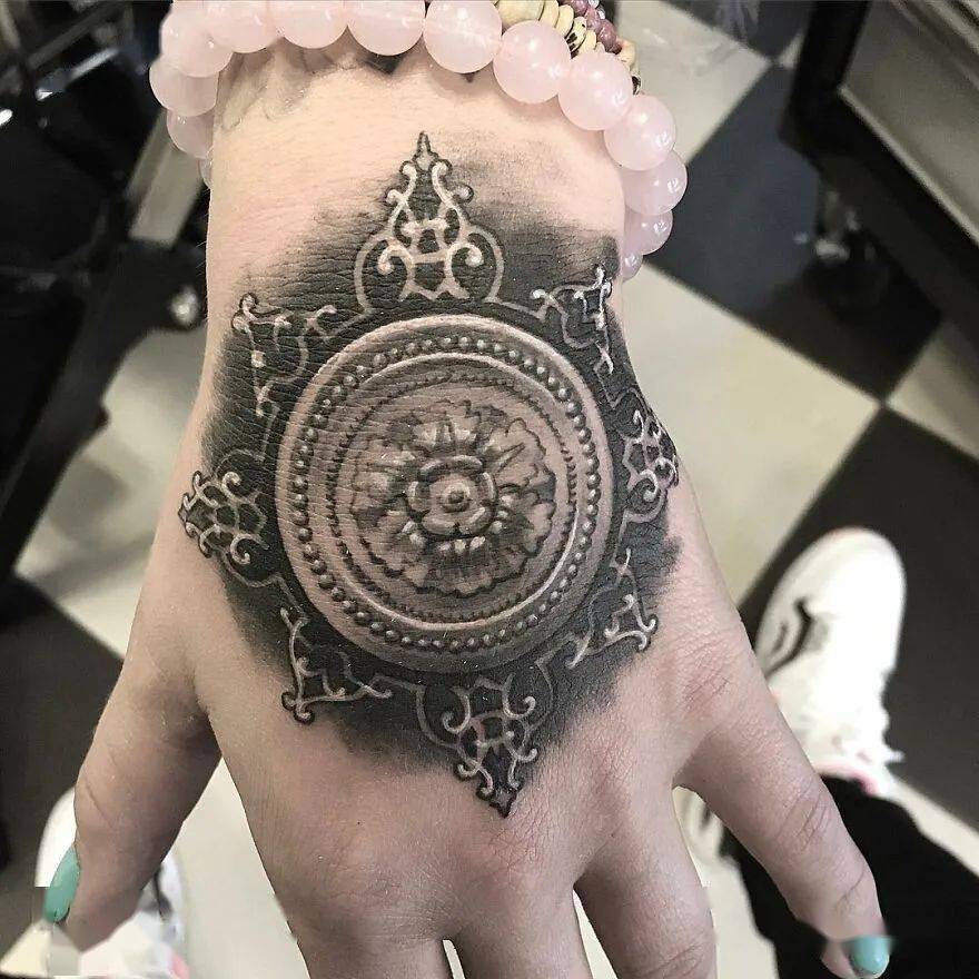 令人印象深刻的雕刻纹身下