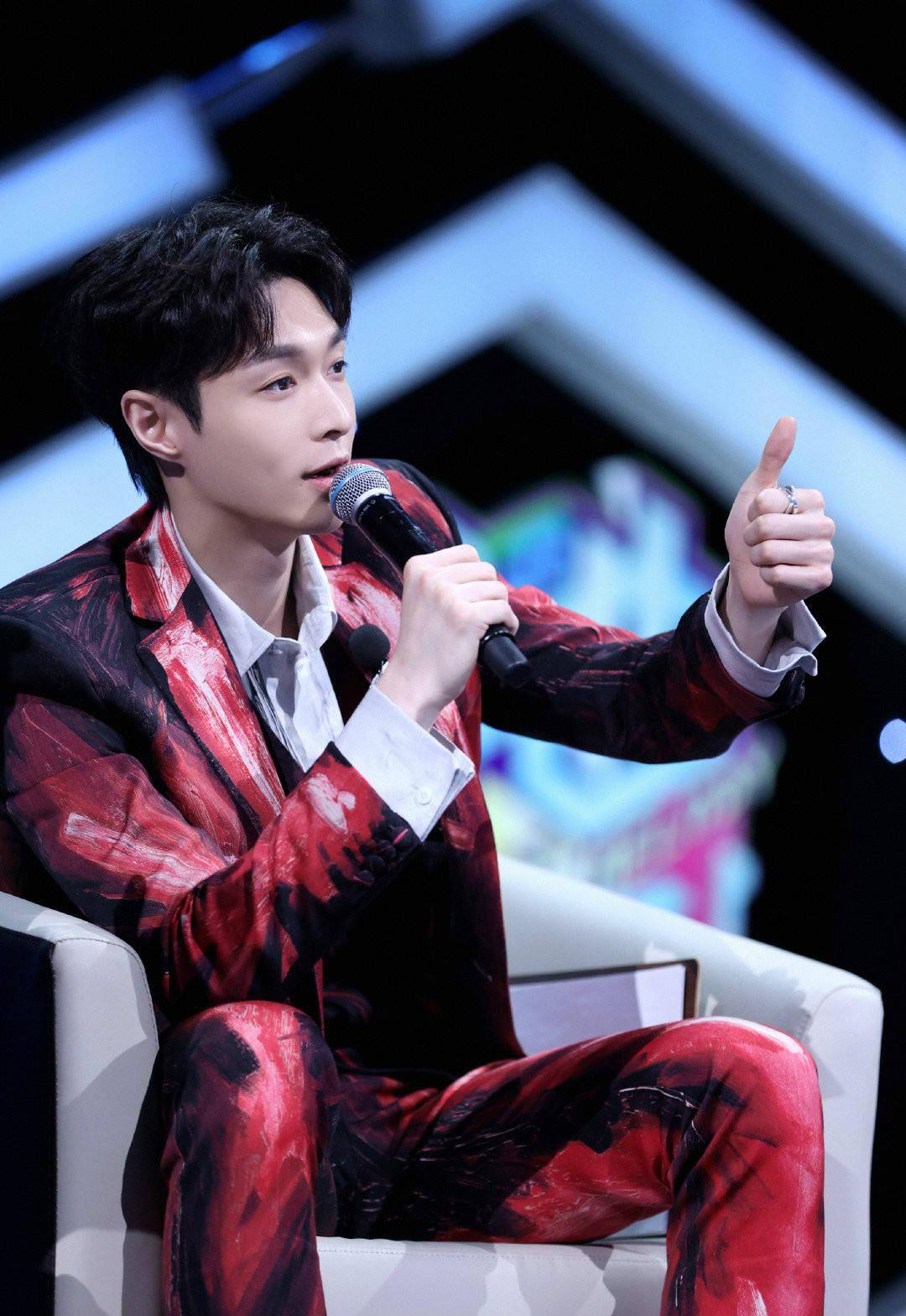 张艺兴《金曲青春》现场高清图释出,彰显热血本色