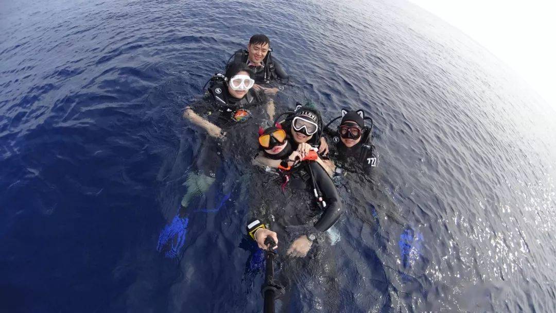 解锁拍照新姿势潜水员怎样发朋友圈才叫酷