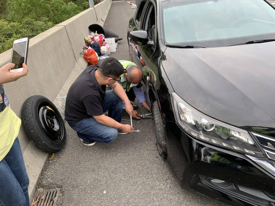 高速交警为群众更换轮胎
