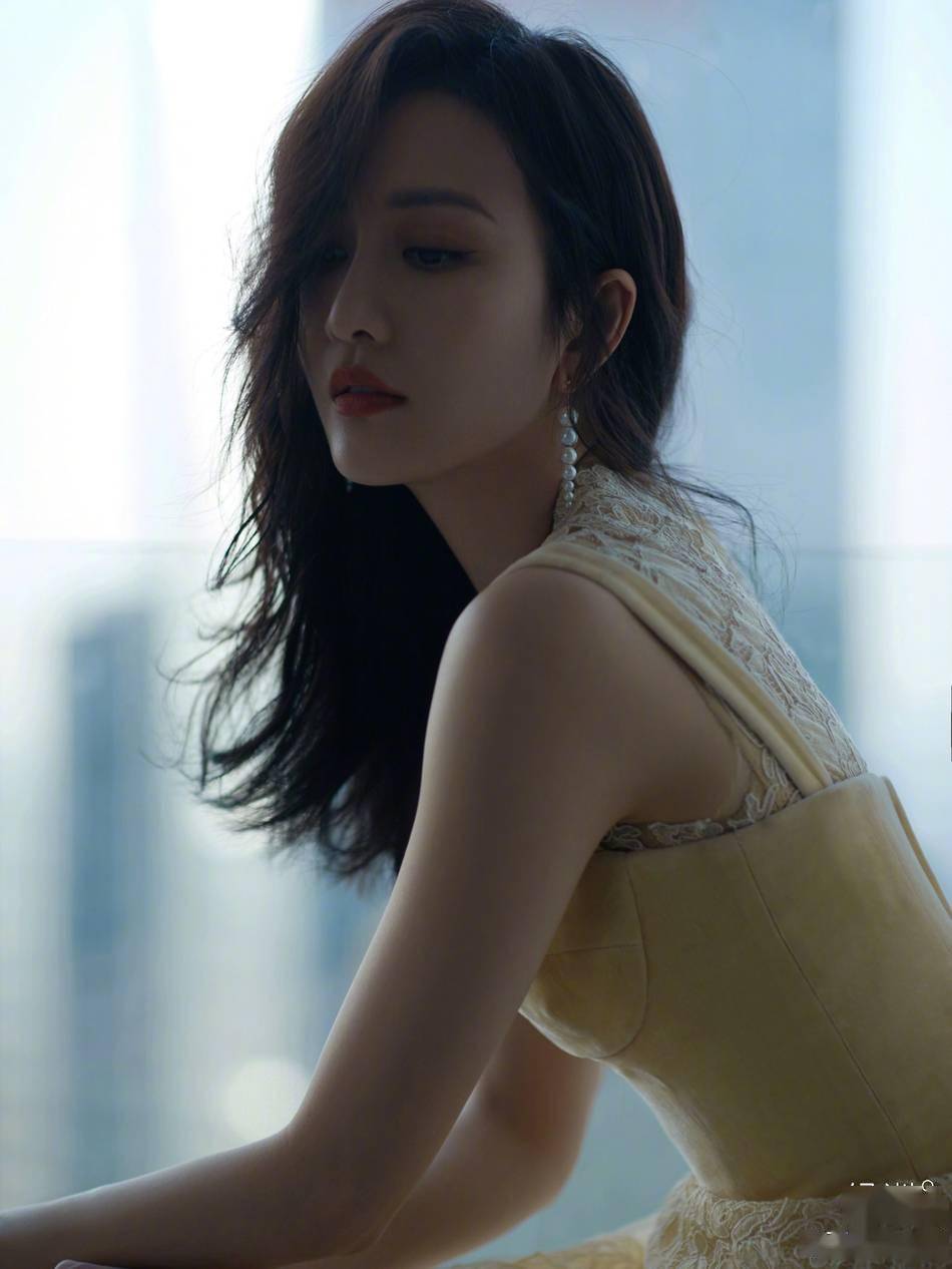 近日,王鸥在微博晒出下班营业图,身穿黄色蕾丝连衣裙温婉知性,长发