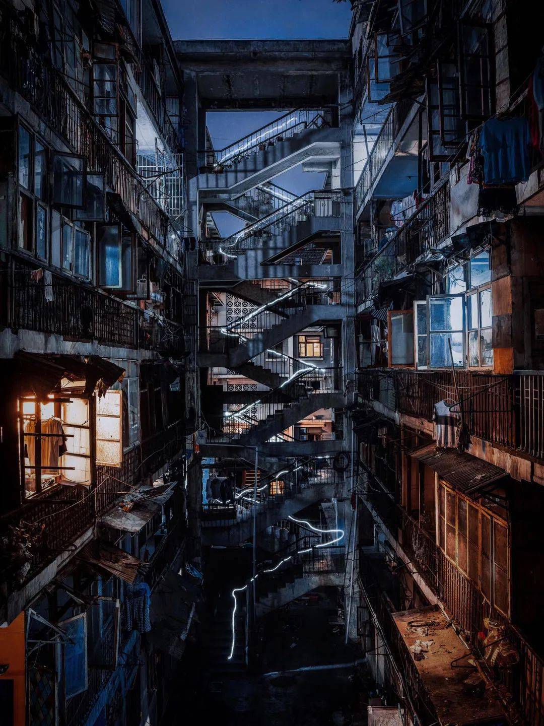 鸳鸯楼位于成都红瓦寺街18号,是一处建于七八十年代的居民楼.