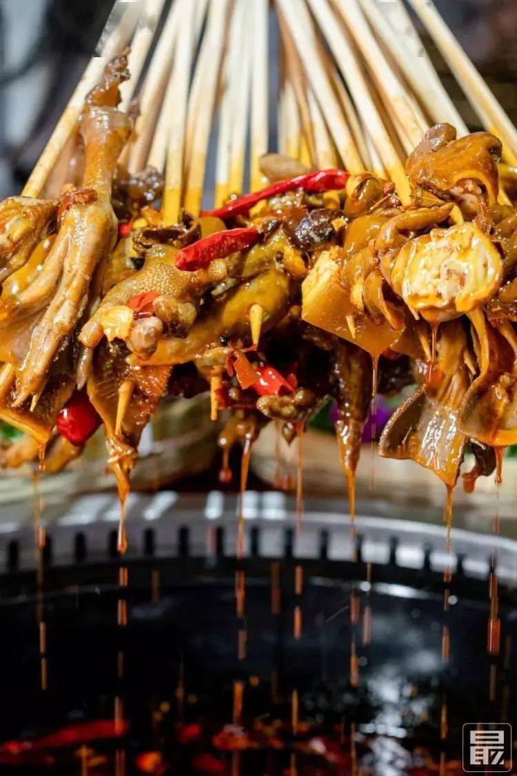 辣卤串串是店里实力超群的独特招牌菜品,浇上地道的秘制辣卤,辣而不燥