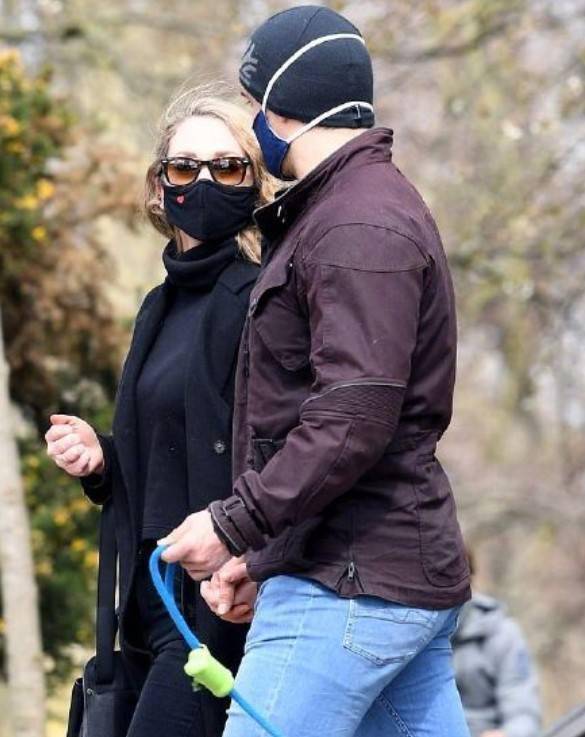 祝福超人亨利卡维尔晒与女友合照公布新恋情