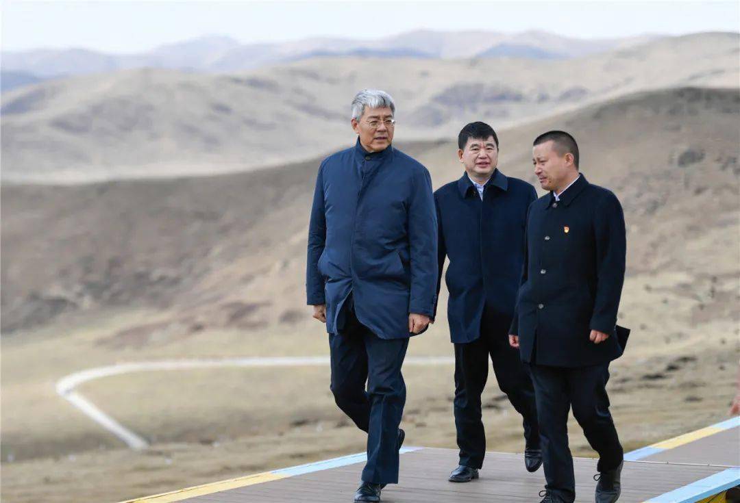 尹弘在甘南州调研