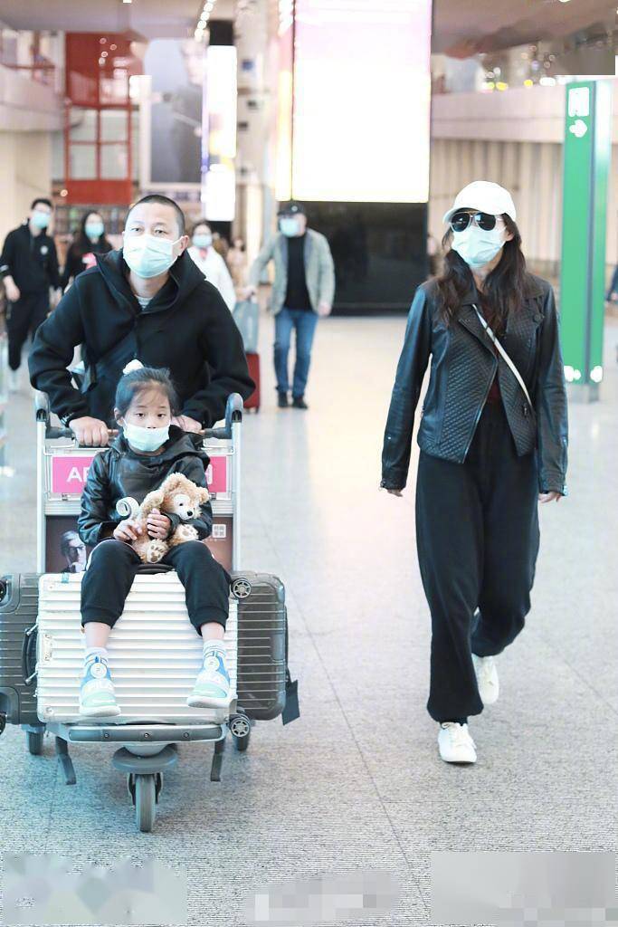 梅婷一家三口现身老公推行李车载女儿超宠溺快快似梅婷翻版