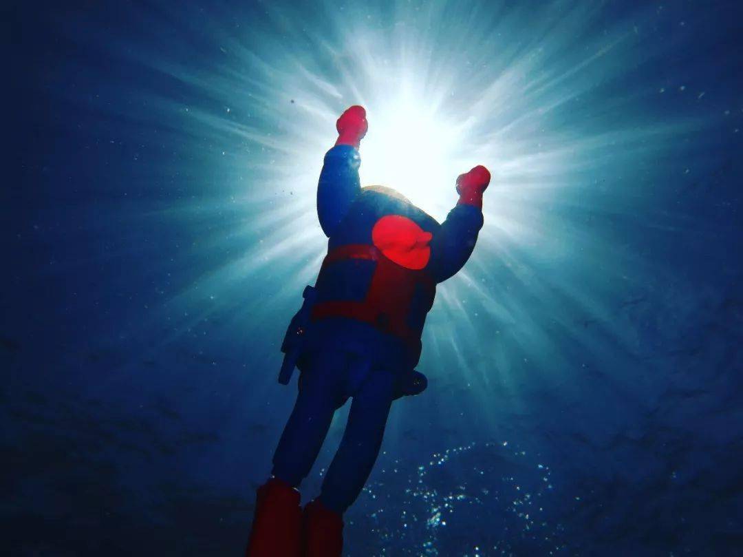 解锁拍照新姿势潜水员怎样发朋友圈才叫酷