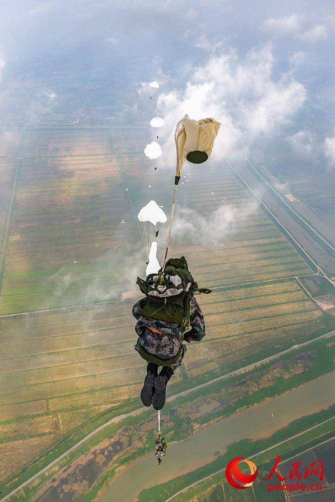 皖东腹地,特种兵开展多伞型实跳训练