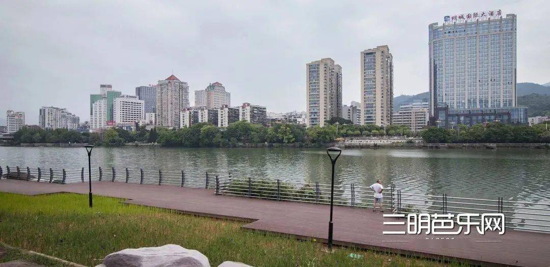 左右滑动浏览图片列东街道是三明市区的核心片区,这里拥有通达的路网