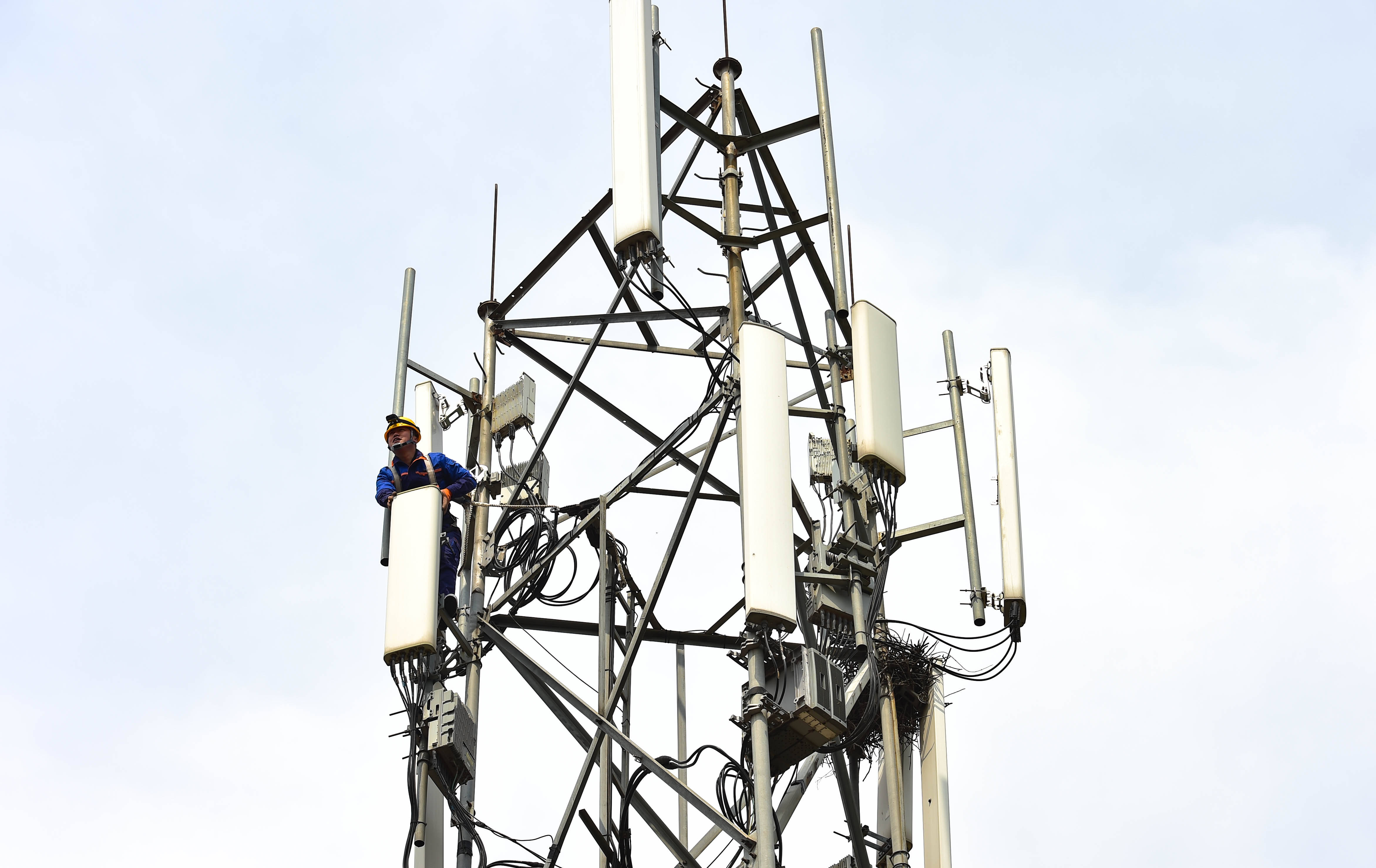 4月9日,在山西省运城市平陆县郭原村,通信基站维修人员在进行日常基站