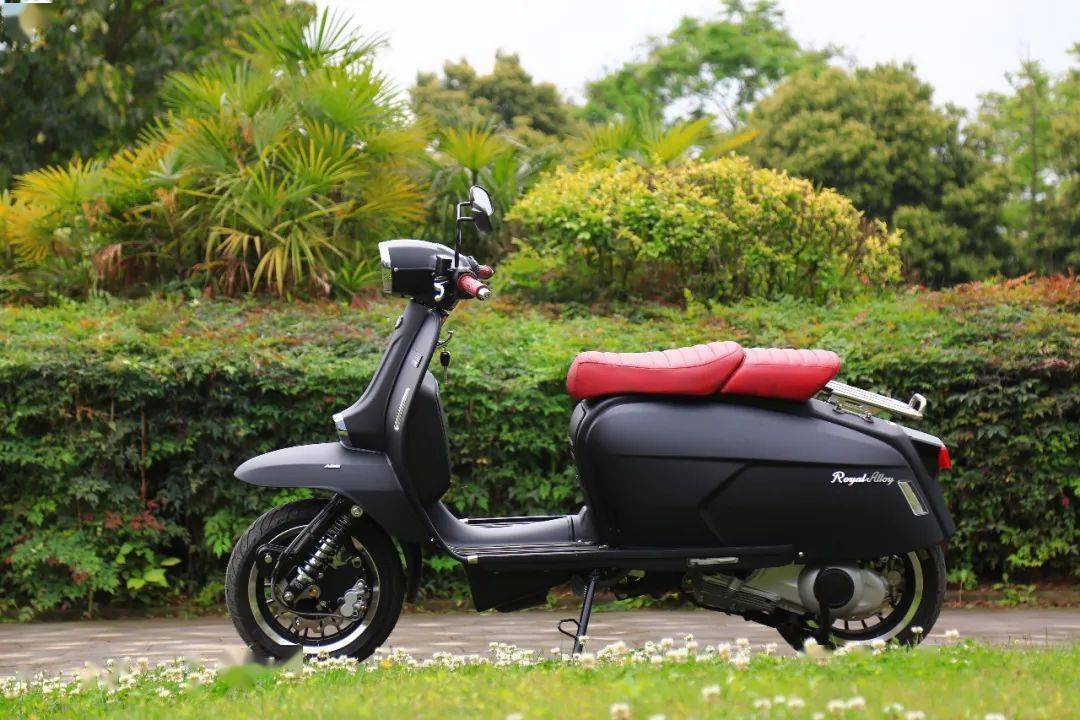 royal alloy坚持用复刻的方式,延续老派英式踏板车的光辉,重新创造