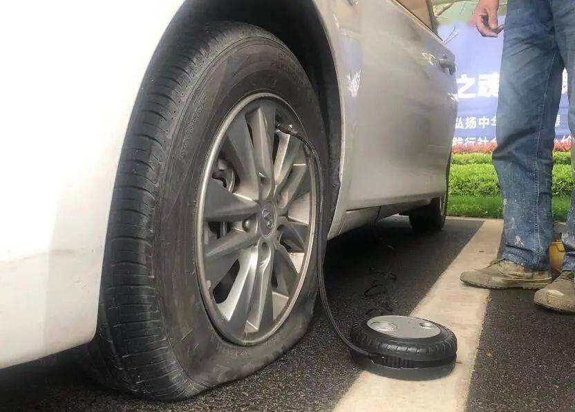 融创荣润·时代壹号的停车场监控设备在二十多辆汽车轮胎被放气那段