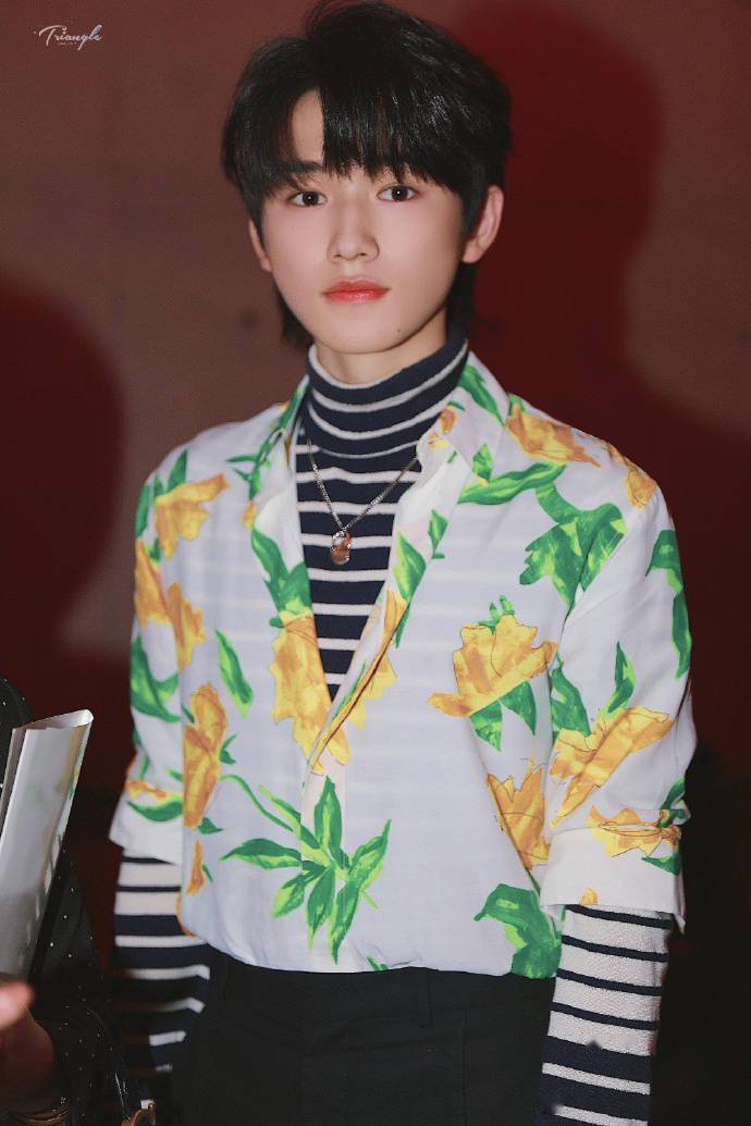 宋亚轩出席dior2021成衣大秀矜贵小少爷穿上花衬衫初入名利场