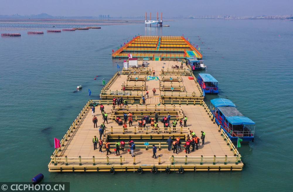 2021年4月11日,在山东省荣成市爱伦湾海洋牧场海上观光平台,游客们