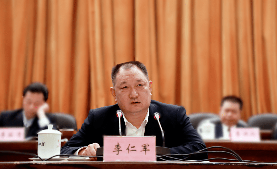 李仁军强调,抓好全县经济工作,要在"干"字上下功夫.